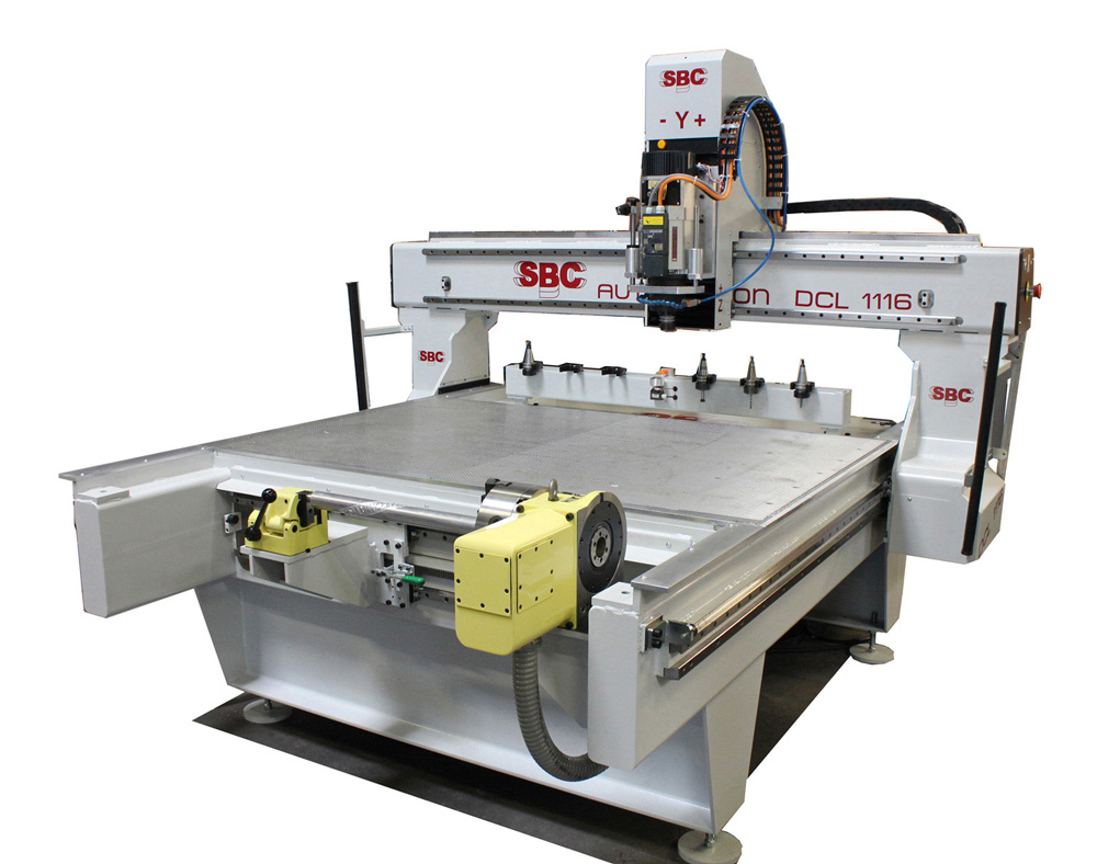 Machine DCL spécifique équipée d'un 4 ème axe intégré en bout de table pour la réalisation de pièces en rotation d'un diamètre max de 600 mm et d'une longueur entre pointe de 900 mm