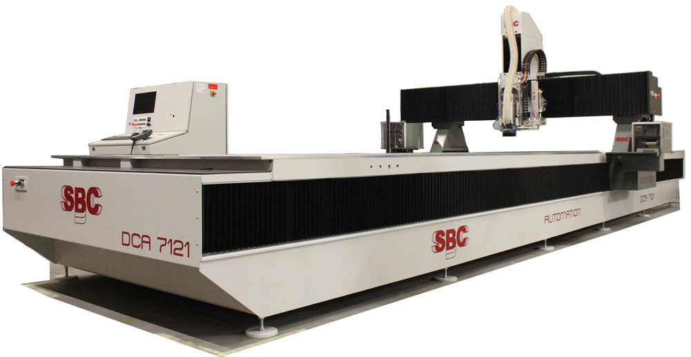 Machine spéciale DCA format 7x2 mètres pour l'usinage de plaques 3x2 mètres en pendulaire permettant un gain de productivité équipé d'une imprimante d'étiquettes pour la gestion des pièces par code barre